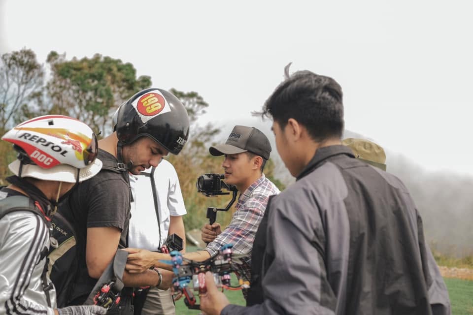 Ê-kíp ghi hình bằng gimbal ngoài trời